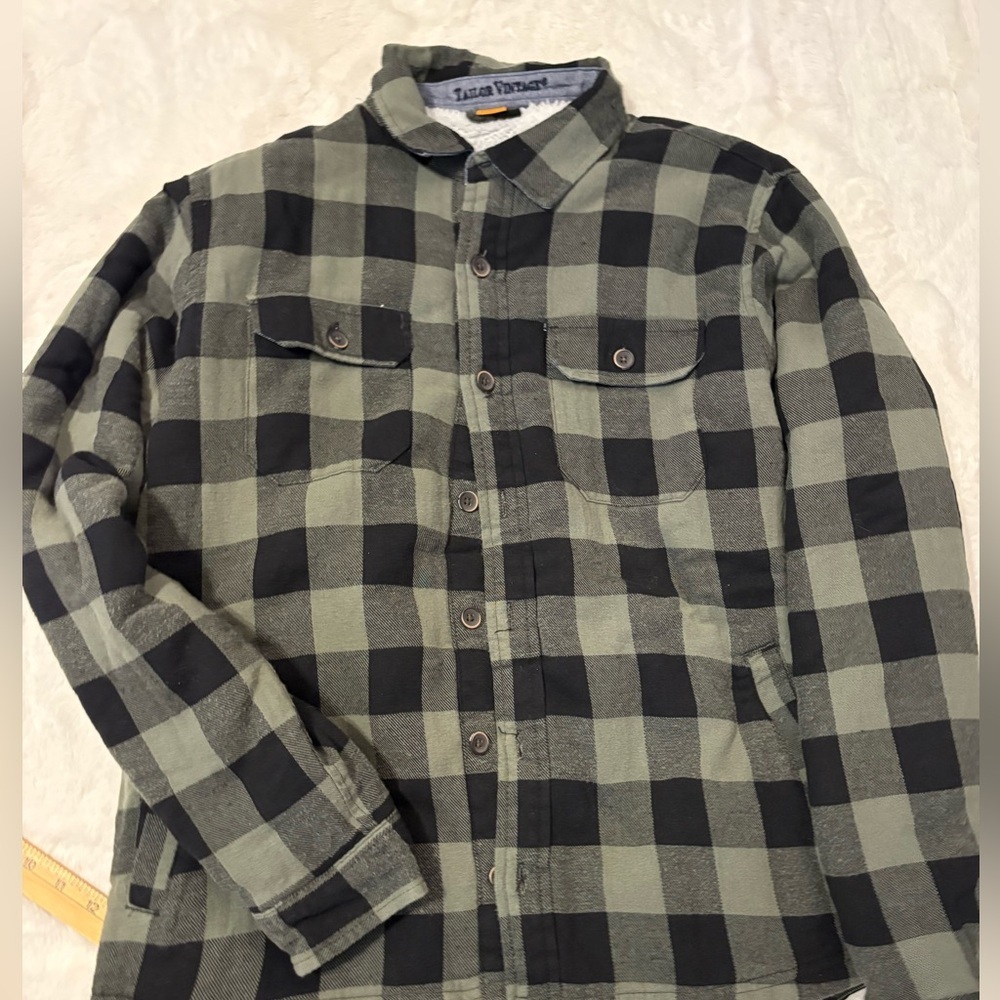 Plaid Button-Up Shirt - Black and Green sze L